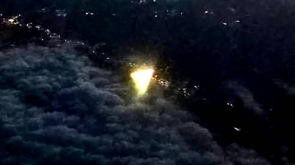 пассажир самолета в Техасе заметил треугольный НЛО смотреть онлайн