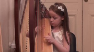 Маленькая девочка талантливо играет на арфе музыку из фильма Амели.