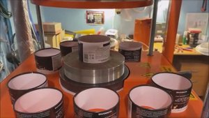 Станок для завальцовки кромки цилиндрической картонной коробки.