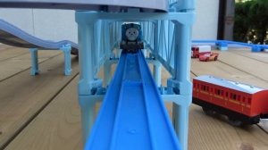 Проезжаем по Большому мосту ☆ Поиграйте с Томасом и миникарами на станции и пешеходном переходе.