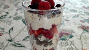 Слоеный десерт из клубники с семенами чиа