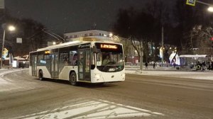 Троллейбус ВМЗ-5298.01 "Авангард" у Театральной площади в г. Киров (10.01.2025)