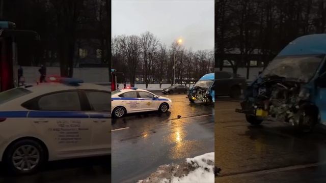 На юго-западе Москвы, недалеко от станции метро «Калужская», произошло ДТП с участием автобуса.