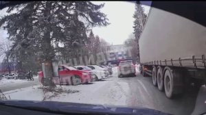 Затруднено движение на перекрёстке возле Альфа-Банка фура не может повернуть, перекресток заставлен