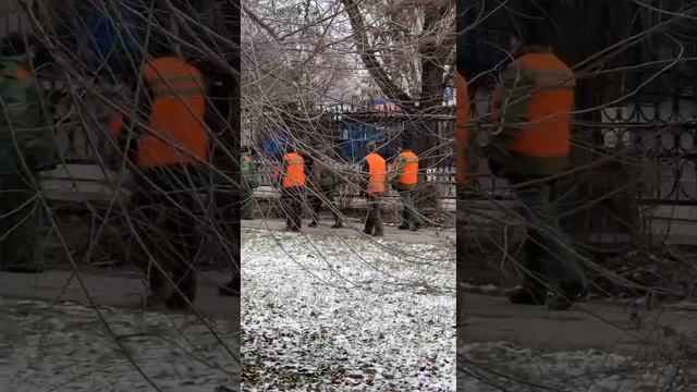 Коммунальщики трудятся по ул. Челюскинцев в Донецке