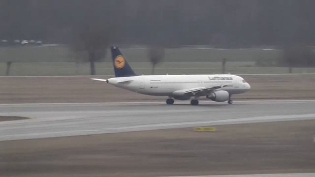 Взлет Airbus A320 Lufthansa в аэропорту Мюнхен