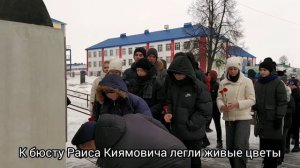 К бюсту Раиса Беляева в Аксубаеве возложили цветы в честь его 90-летия