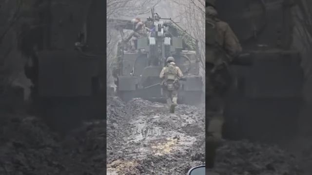 Русский Боец с противодронным ружьём и дорога войны где-то в зоне СВО!