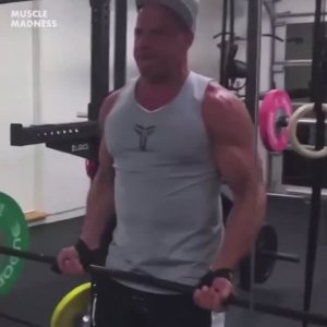 Тренировка Вин Дизеля под Любэ