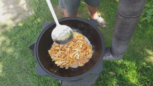 Картошка жареная с лисичками в казане.