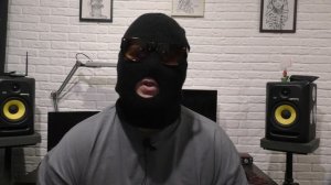 Полицейский требует разблокировать телефон