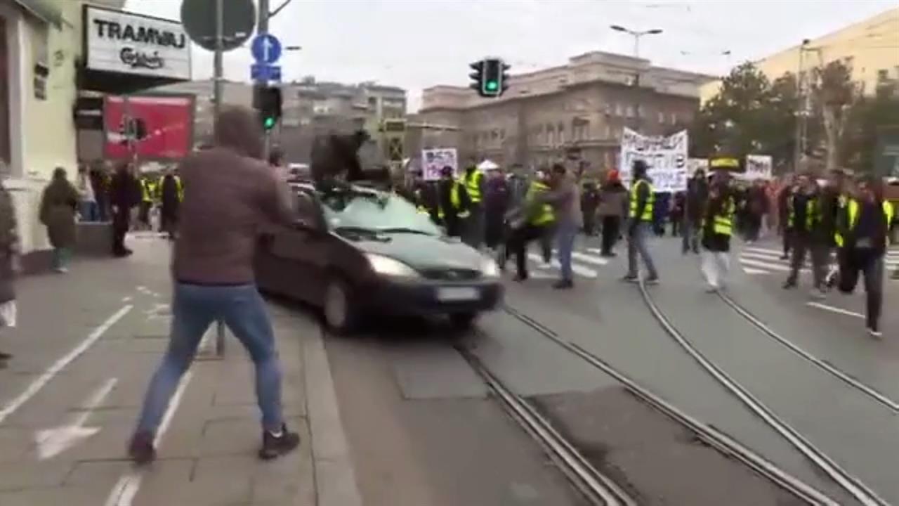 В Сербии задержали сбившего митингующую студентку водителя