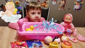 Полина Купает Пупсика Кидаем в Воду Бурлящие Шары