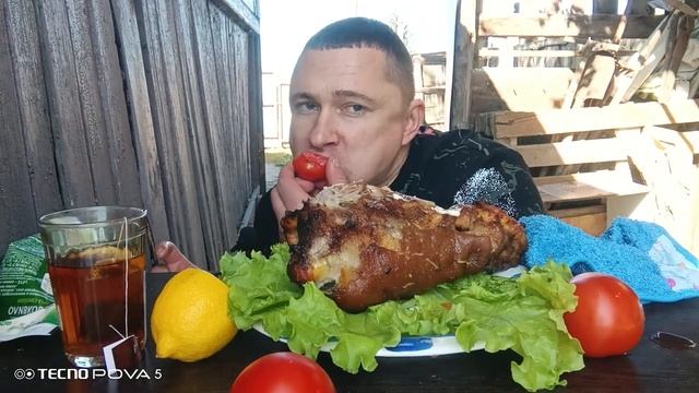 мукбанг/обжор/свиная рулька запечённая в духовке,овощи свежие/