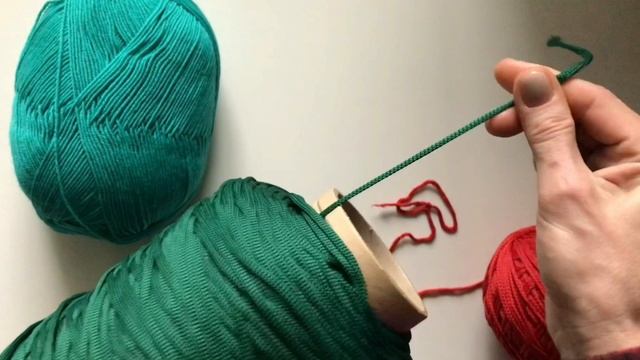 Как связать в две нитки из одного клубка?