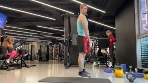 Упражнения с гирей через одну и две ноги