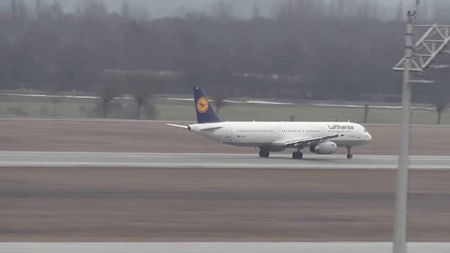 Взлет Airbus A321 Lufthansa в аэропорту Мюнхен
