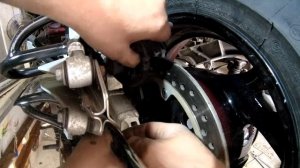 Замена задних колодок с обслуживание суппорта Honda ST 1300 Pan European