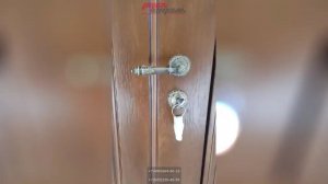 Входная дверь с защитной кованой решеткой и стеклопакетом для загородного дома