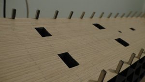 Сборка парусника 12 Апостолов: Нанесение лака на палубу модели парусника