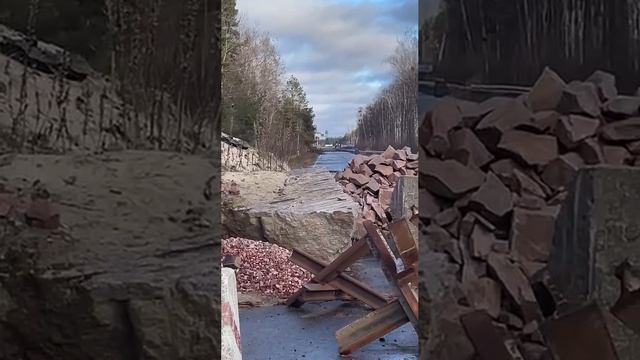 Трассу на границе Украины и Белоруссии завалили валунами  На дороге расположили противотанковые ...