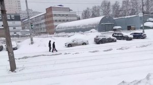 ТРАМВАЙ ЕДУТ ПОСЛЕ АВАРИИ НА ГОСЦИРКЕ. ДРУГ ЗА ДРУГОМ.СИЛЬНЫЙ СНЕГОПАД НАКРЫЛ ГОРОД УФУ 29 МАРТА 22