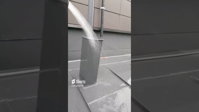 Проверка кабельной проходки в металлической крыше. Поиск протечек #обследование #поискпротечек