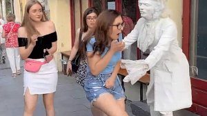 статуя пугает людей