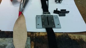 Комплект приспособлений на двухигольную машину с тройным продвижением для сшивания автоковров встык