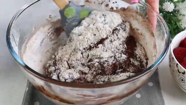 Пирог с клубникой и шоколадом смотреть онлайн