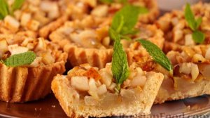 В рассыпчатых корзинках фруктовая начинка. КОРЗИНКИ С ЯБЛОКОМ, ГРУШЕЙ И ОРЕХОМ