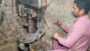 Процесс производства шкворня тяжелого грузовика на заводе с минимальным оборудованием.