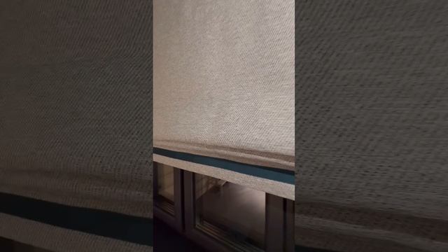 Римская штора с кантом в деревянный дом