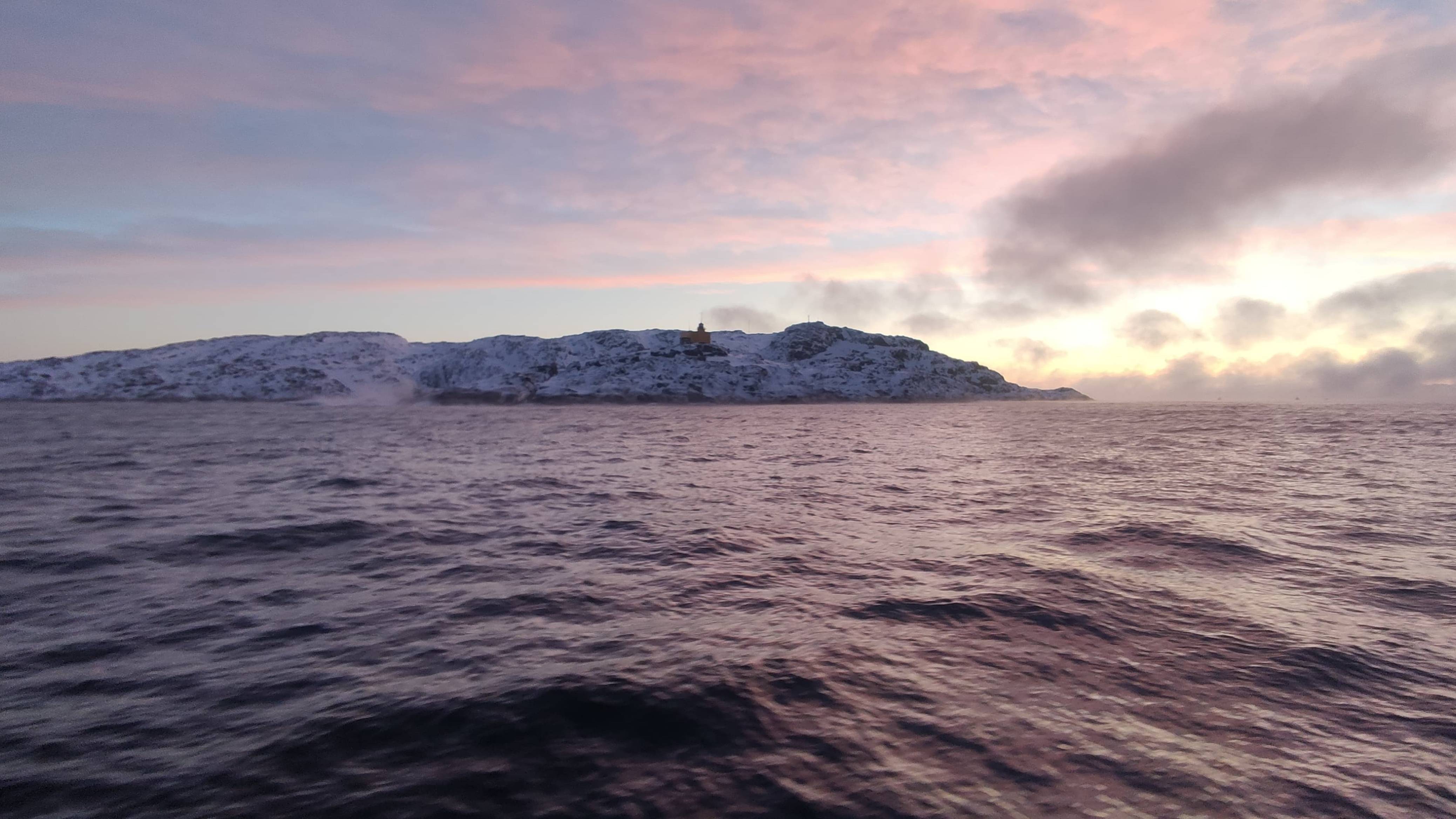 Заход, в речку Териберку, на отливе.