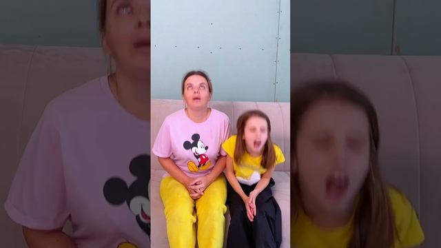 Арина играет с родителями