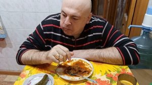 Мукбанг. Чашушули, маринованные огурцы и морс. О моём дедушке и патриотах страны.