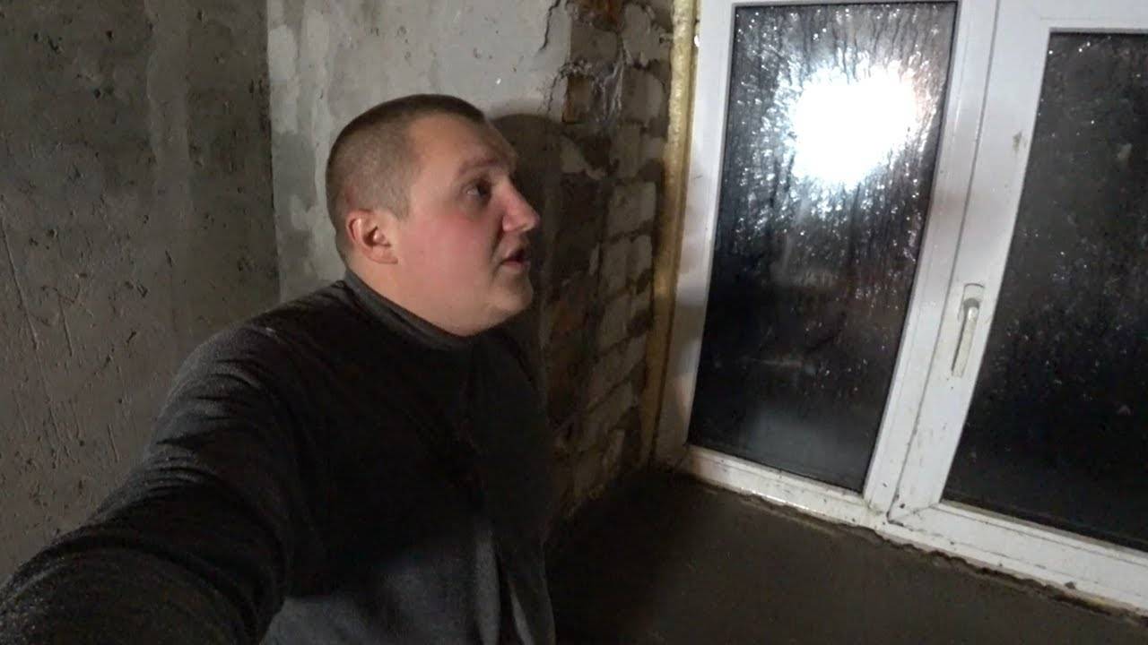 Залили подоконники и закончили штукатурить дом