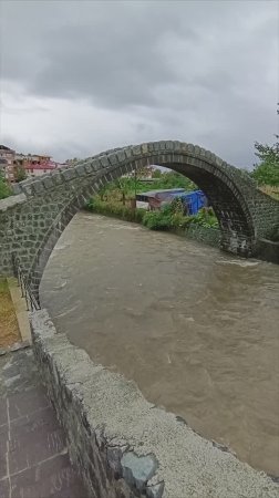 Арочный каменный мост в турецком городке Кемальпаша.