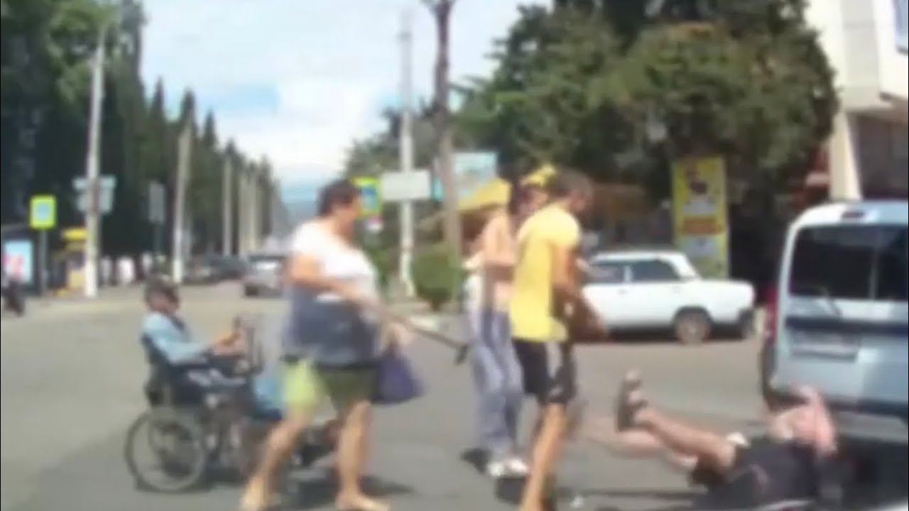 Агрессивная автоледи набросилась на инвалида. Крым