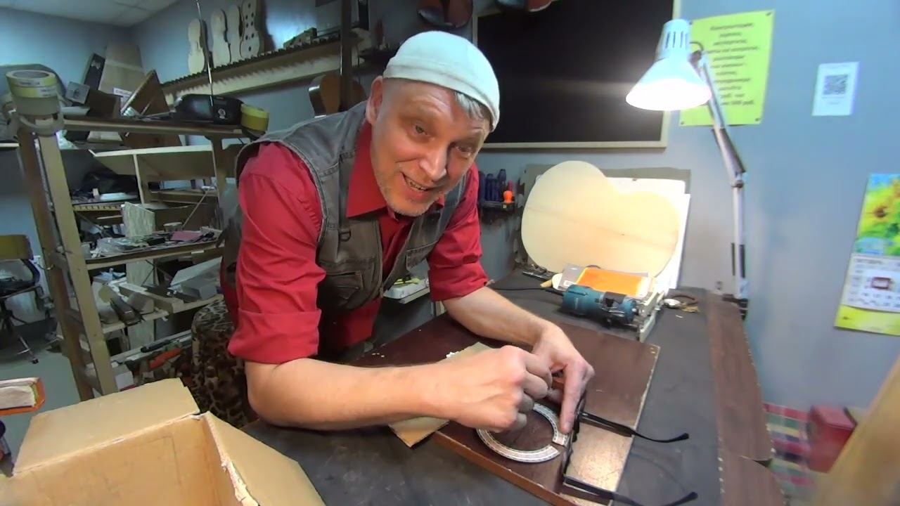 Как украсить деку классической гитары классической мозаичной розеткой с помощью ручного фрезера. смотреть онлайн