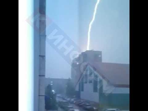 В Сургуте молния ударила в крышу многоэтажки смотреть онлайн