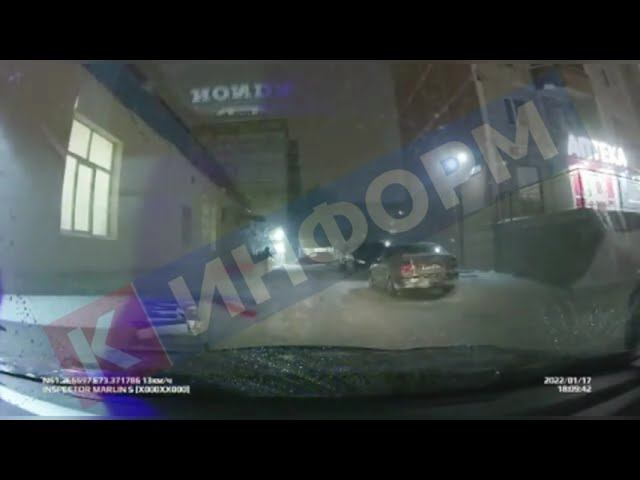 В Сургуте ветром на тротуар снесло вывеску аптеки смотреть онлайн