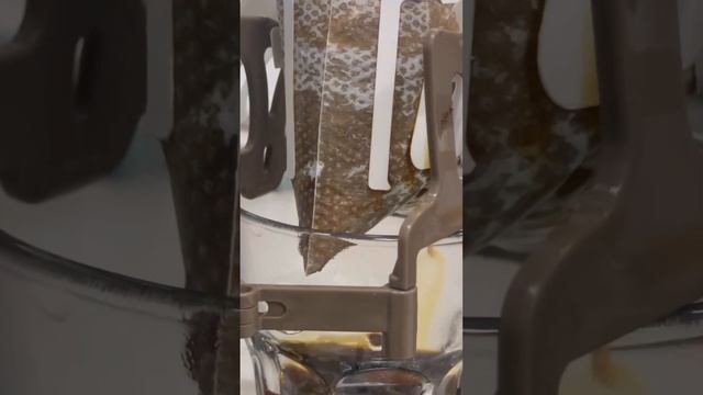 Как производят #кофе в дрип-пакетах? Пример фасовки на японском станке дрипов #winwincoffee #дрип смотреть онлайн