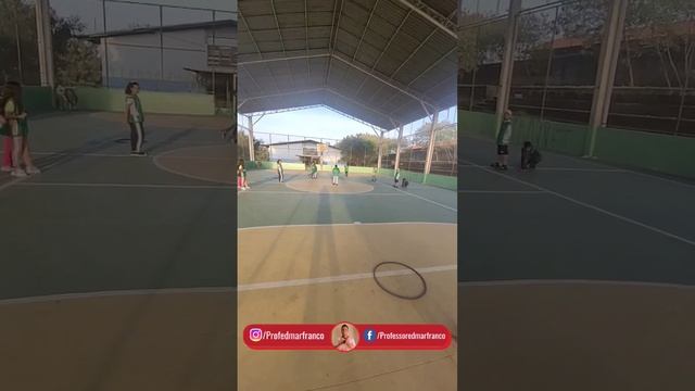 Base quatro com bola de futebol americano - Educação física escolar