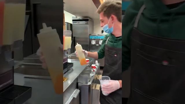 Pineapple Mango lemonade at Wendy’s! смотреть онлайн