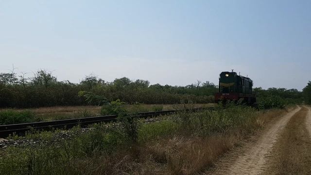 Тепловоз ЧМЭ3т-5828 с приветливой бригадой, резервом. смотреть онлайн