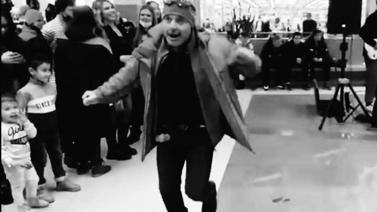 Перфоманс Стробоскопа в торговом центре смотреть онлайн