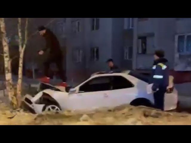 Иномарка влетела в дерево на Профсоюзов смотреть онлайн