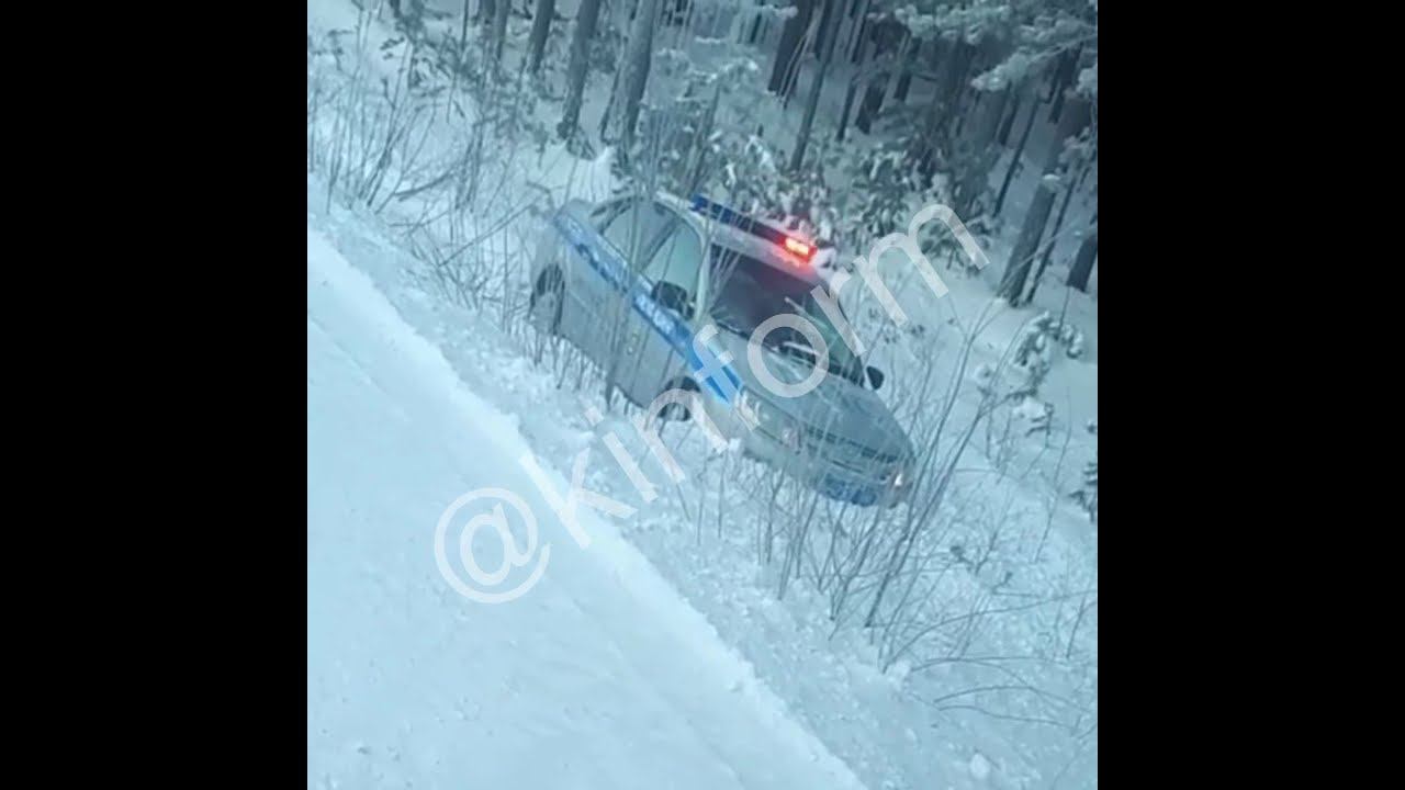Патруль ДПС вылетел в кювет под Сургутом смотреть онлайн
