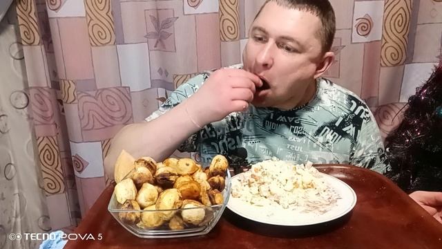 мукбанг/обжор/оливье,жареные пельмени/